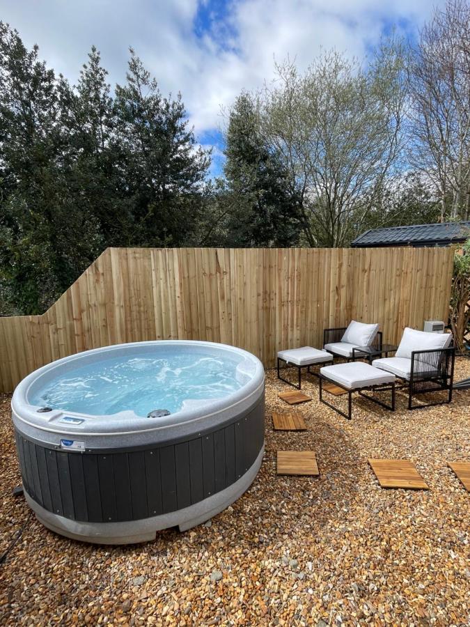 Dee Lodge With Private Hot Tub Llangollen Buitenkant foto